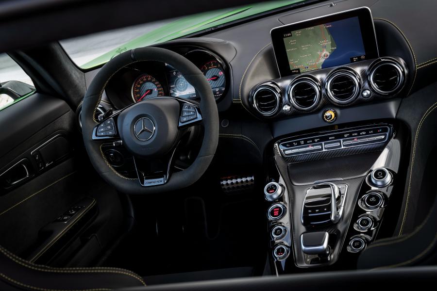 Интерьер Mercedes-AMG GT R 2016 года  (фото 1 из 92)